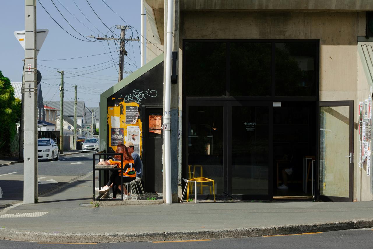 seseorang yang duduk di meja di depan gedung