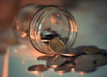 toples kaca bening dengan koin